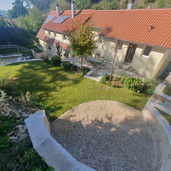 Garten mit Blick auf den Eingang der Fereienwohnung "Bird"